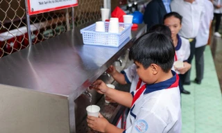 Bị ảnh hưởng bởi xâm nhập mặn, teen Bến Tre được hỗ trợ lắp đặt hệ thống nước uống sạch