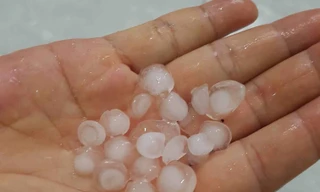 TP.HCM xuất hiện mưa đá, dân mạng hào hứng chia sẻ ảnh chụp hiện tượng hiếm