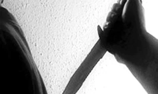 Cầm dao bầu đâm 'tình địch'