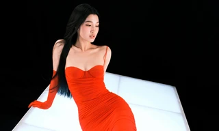 'Em gái quốc dân của V-biz' reo 'bùa choáng' cư dân mạng bằng slot ảnh quyến rũ từng xentimét