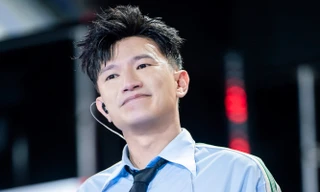 Bất ngờ hát thay Nguyễn Trần Trung Quân, Dược Sĩ Tiến làm khán giả 'trầm trồ' vì giọng tốt như ca sĩ