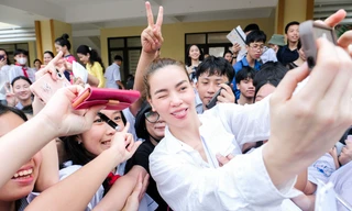 Hồ Ngọc Hà hát hit ‘Cô đơn trên sofa’ với hàng trăm học sinh, nhá hàng cho ‘bom tấn’ cuối năm