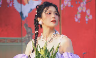 Suni Hạ Linh rạng rỡ tựa 'nàng thơ', tạo bất ngờ cho khán giả khi 'liều' làm mới loạt ca khúc Tết đình đám