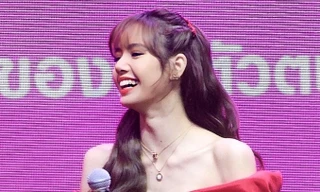 Lisa (BLACKPINK) khoe bờ vai trứ danh trong thiết kế của NTK Công Trí, hé lộ tỷ lệ cơ thể hiếm có