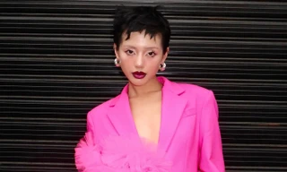 Khánh Linh (Cô Em Trendy) khoe nhan sắc nổi bật giữa trời Âu, được bạn trai túc trực chăm sóc