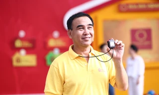 'MC quốc dân' Quyền Linh: 'Vợ xót khi tôi đi quay show thiện nguyện liên tục mấy tháng ngoài trời'