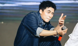 MONO 'đánh úp' sinh viên trường ĐH Kinh tế TP. HCM, gây ấn tượng với khoảnh khắc đá chân 360 độ