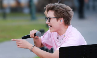 Anh Tú hát lại bản 'hit' của đàn anh, còn ngại ngùng thể hiện hành động hết sức đặc biệt này