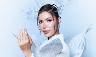 Siêu mẫu Minh Tú: ‘Nhìn thấy cờ Tổ quốc tung bay, tôi rất xúc động’