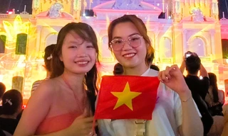 Giới trẻ TP. HCM 'choáng ngợp' trước 'bữa tiệc' nghệ thuật 3D đón Đại lễ 30/4, bày tỏ niềm tự hào yêu nước