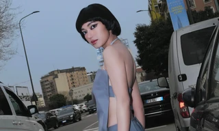 Bạn gái rapper Binz khoe lưng trần đầy lạ lẫm giữa Milan, nhan sắc khiến V-net hơi 'sốc'