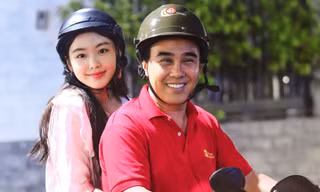 Con gái MC Quyền Linh hiếm hoi lộ mặt mộc tựa ‘nàng thơ’, 'hộ tống' ba đi làm