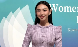 Chỉ diện áo bà ba giản dị nhưng 'Hoa hậu quốc dân' vẫn nổi bật, nỗ lực quảng bá văn hóa Việt ở quốc tế