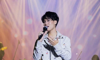 Dàn ca sĩ gen Z Võ Việt Phương, Grey D cùng sinh viên ĐH Luật TP. HCM khuấy đảo đêm nhạc 'Nắng Hạ'