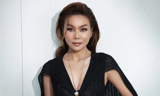 Diện váy có phần cổ siêu xẻ sâu của Công Trí, siêu mẫu Thanh Hằng cho thấy đẳng cấp 'hút mắt' mà không 'phô'