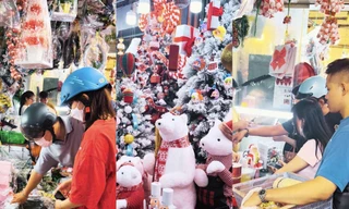 Phố bán đồ trang trí Giáng sinh nổi tiếng ở TP. HCM sáng đèn rực rỡ thu hút giới trẻ