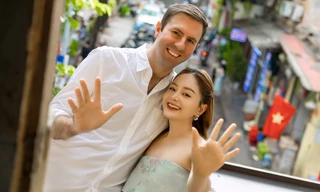 Diễn viên Lan Phương khoe ảnh dạo phố cùng chồng Tây nhưng netizen lại ‘soi’ ra điều này