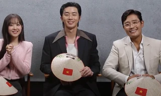 ‘Hot girl 7 thứ tiếng’ Khánh Vy bất ngờ khi Lee Byung Hun, Park Seo Joon 'bắn' tiếng Việt đội nón lá