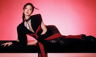 Liều lĩnh như Suni Hạ Linh khi múa lụa đu dây cao 10 mét, làm tiết mục nguy hiểm nhất khiến C-net 'sốc'