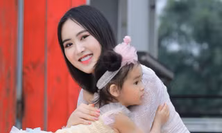 Á hậu Trúc Ny tái xuất làng thời trang sau 3 năm, chia sẻ về bộ ảnh 'Em bé Hà Nội' của con cưng, mừng Đại lễ 30/4