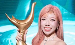 Trang Pháp hoá 'nàng Barbie' lộng lẫy, gửi thông điệp vượt qua khuôn mẫu khi nhận giải 'Cống hiến'