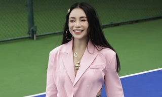 'Mẹ đơn thân bốc lửa nhất V-biz' khoe dáng ‘hack tuổi', xứng danh 'tắc kè hoa' làng siêu mẫu Việt