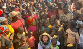 Hoa hậu Thùy Tiên mộc mạc hội ngộ 'hot vlog' Quang Linh làm điều ý nghĩa này ở châu Phi