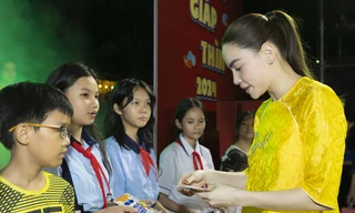 Hồ Ngọc Hà diện áo dài giản dị cùng dàn ‘sao Việt’ tặng quà Tết cho trẻ em khó khăn
