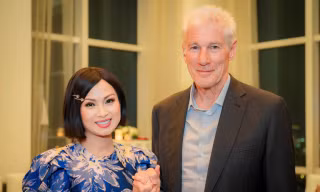 ‘Nữ ca sĩ Việt giàu nhất thế giới’ hội ngộ nam tài tử Hollywood khiến dân tình được phen 'chấn động'