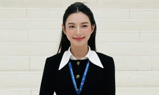 Vừa được tuyên dương ‘Thanh niên tiên tiến làm theo lời Bác’, Hoa hậu Thuỳ Tiên tham dự tiếp ‘Hội nghị Quốc tế lần 5’