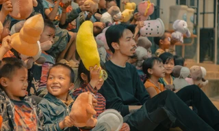 Rapper Đen Vâu mộc mạc 'gói kèm' tấm lòng nhân văn trong dự án dành cho các em vùng cao