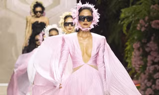 'Hoa hậu đắt show catwalk bậc nhất V-biz' sải bước ở vị trí vedette đầy cuốn hút nhưng lại bị đem lên 'bàn cân'