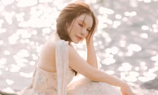Bất ngờ theo đuổi phong cách trong trẻo, 'nữ hoàng kim cương' Lý Nhã Kỳ hóa 'nàng thơ' giữa đại ngàn