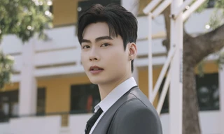 Mr. B hóa nam sinh thanh xuân vườn trường, gửi món quà chữa lành cho mùa Giáng sinh