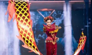 Thiết kế 'National costume' của Hoa hậu Lê Hoàng Phương nặng chục ký, khiến V-net cực ấn tượng và tự hào