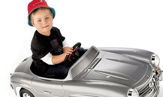 Bé 7 tuổi lái ô tô chở em trai chạy 1,5km