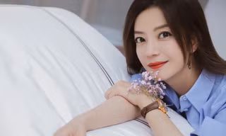 Triệu Vy lộ ảnh bên tình trẻ, hôn nhân của sao “Hoàn Châu Cách Cách” đang gặp trục trặc?