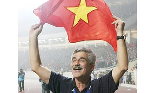 HLV Calisto khuyến khích cầu thủ Việt đi bar, uống rượu