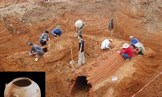 Mộ cổ được khai quật tại khu Ciputra (ảnh lớn); cổ vật tìm thấy trong khu mộ cổ (ảnh nhỏ)	Ảnh: Nguyễn Lân Cường