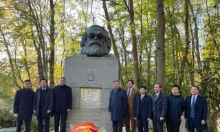 Đại tướng Tô Lâm cùng Đoàn công tác Bộ Công an tại khu mộ Karl Marx. Ảnh: N.L