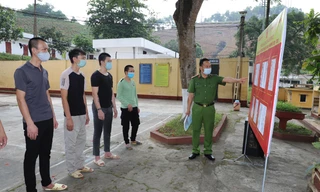 Cán bộ trại giam hướng dẫn cử tri bầu cử. Ảnh: Đ.H