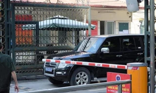 Lực lượng an ninh đến trụ sở Bộ Y tế. Ảnh: N.L