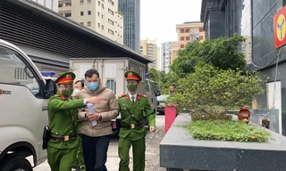 Bị cáo được dẫn giải đến toà. Ảnh: N.C