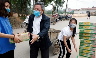 Một linh mục trao quà từ thiện tại xã Sơn Lôi, Bình Xuyên, Vĩnh Phúc. Ảnh: Huy Khâm