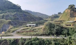 Hiện trạng đất đai đã được Công ty TNHH Xây dựng Thương mại Lilama tận thu quặng apatit trái phép. Ảnh: ND