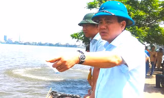 Ông Nguyễn Đức Chung chỉ đạo xử lý nước hồ. 