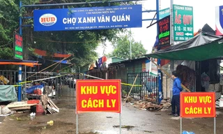 Lực lượng chức năng tạm thời phong toả chợ Xanh, Văn Quán. Ảnh: Đ.H