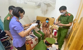 Cơ quan Cảnh sát điều tra Công an tỉnh Sơn La đọc lệnh bắt bà Nguyễn Thị Kim An. Ảnh: N.C