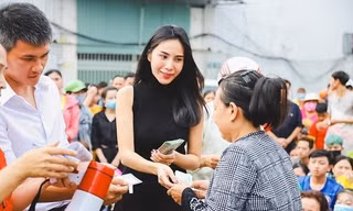 Hình ảnh làm từ thiện của vợ chồng ca sỹ Thuỷ Tiên - Công Vinh.