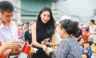 Hình ảnh làm từ thiện của vợ chồng ca sỹ Thuỷ Tiên - Công Vinh.